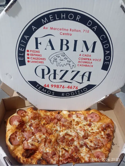 Pizza de calabresa na caixa da Fabim Pizzas