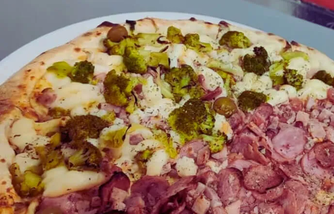 Pizza meio a meio com brócolis
